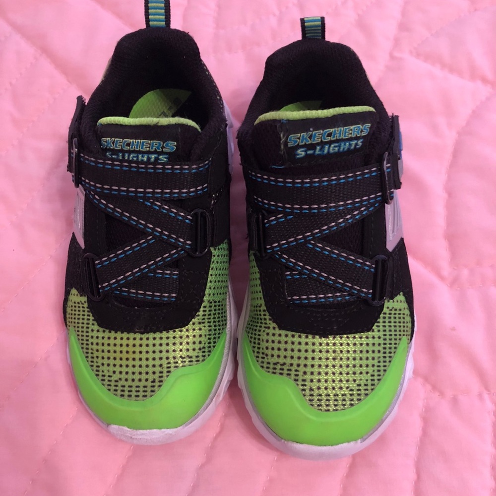 Skechers light up size 9 boys shoe